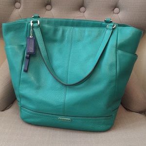 😍 Coach Tote! Teal/Green color with blue keychain